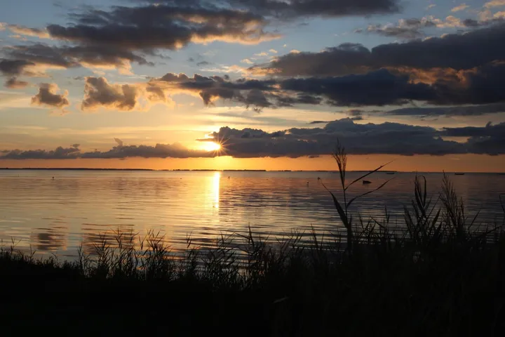 Solnedgang over Isefjorden set fra Dråby Strand sommerhus