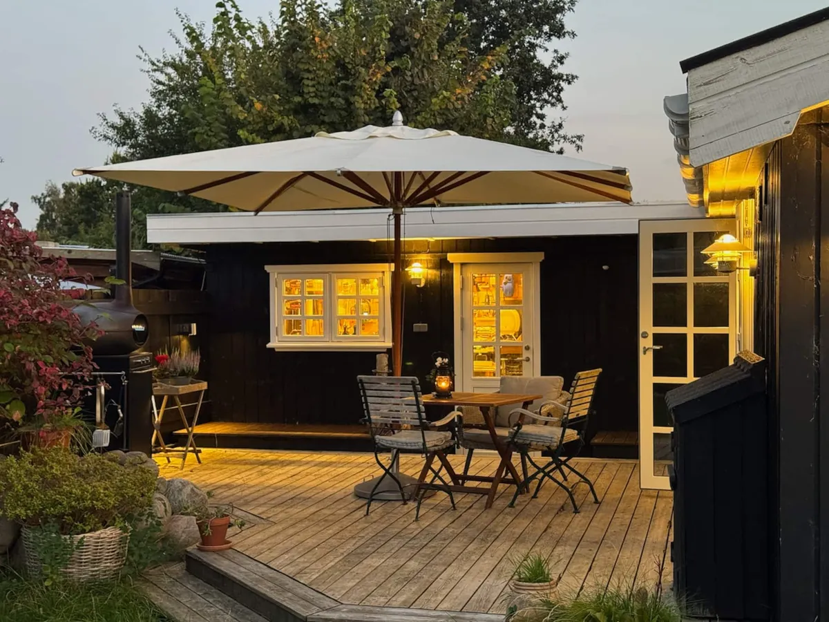 Sommerhus facade Dråby Strand med have og udsigt over Isefjorden