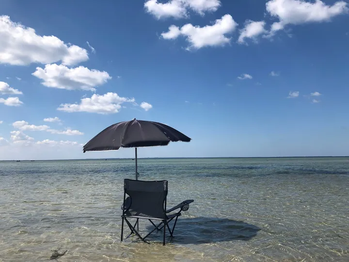 Detalje fra sommerhuset ved Dråby Strand med havudsigt